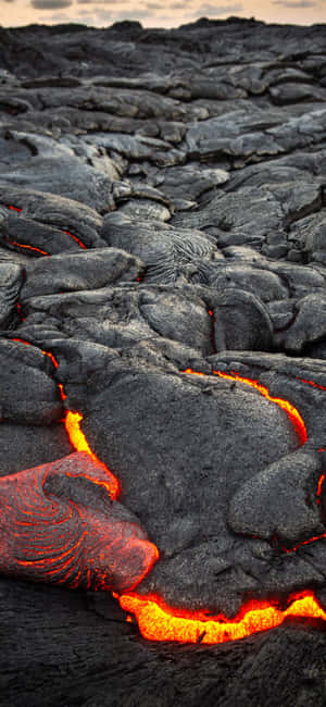 Hawaii Volcanoes National Park – fast lava — Motorola Edge 60 Neo Bakgrunner