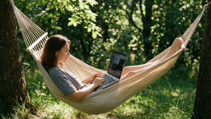 En MacBook Air i en hengekøye for et fredelig utendørs retreat.