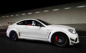 Bakgrunnsbilde av hvit Mercedes-bil