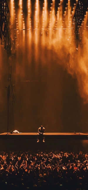 Ikoniske rapperen Kanye West i tankefull positur — Nokia C210 Bakgrunner