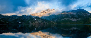 Fjellutsikt fra den regionale naturparken i Pyreneene bakgrunnsbilde. — 3440x1440 Bakgrunner