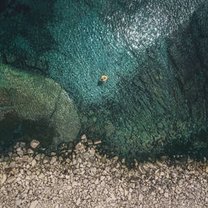 Innsjø dronebilde iPad-skjermveggpapir