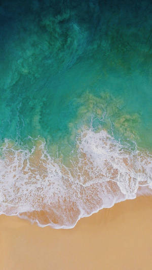 iPad Pro luftfoto av bølger mot stranden
