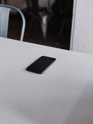 Iphone 8 På Bord — iPhone 7 Plus Bakgrunner