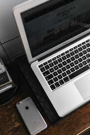 iPhone-skrivebord med sølv MacBook — Xiaomi Pad 7 Ultra Bakgrunner