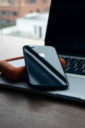iPhone-skrivebord med svart iPhone — MacBook Bakgrunner