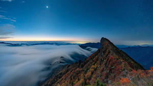 Bakgrunnsbilde av Ishizuchi-fjellet med klar himmel
