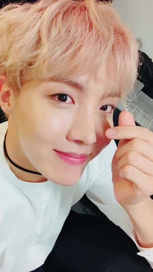 J-hope BTS fingerhjerte — Bts Bakgrunner