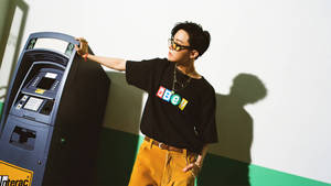 J-Hope som poserer med en minibank — Bts Bakgrunner