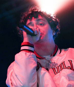 Jack Harlow holder mikrofon bakgrunnsbilde — Tecno Phantom V Fold2 Bakgrunner