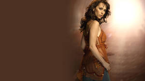 Bakgrunnsbilde av Jennifer Love Hewitt i brun fekjole