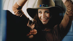 Jennifer Love Hewitt med brun hatt bakgrunnsbilde