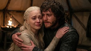 Jon Snø og Daenerys Targaryen deler et følelsesladet øyeblikk — Game of Thrones sesong 8 Bakgrunner