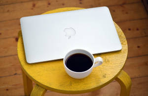 Kaffe og Macbook Air — MacBook Air Bakgrunner