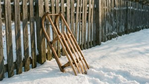 En nostalgisk gammeldags trekjelke i snødekt landskap. — Estetisk jul Bakgrunner