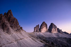 Bakgrunnsbilde med klar himmel over Dolomittene