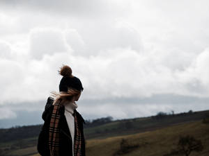 Burberry skjerf på kvinne i felt bakgrunnsbilde — Kald Bakgrunner