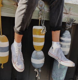 Klassisk hvit Chuck Taylor Converse bakgrunnsbilde — Galaxy Z Flip7 FE Bakgrunner