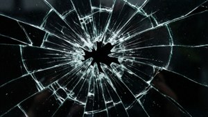 Knust glassmønster på svart bakgrunn, kantete estetikk.