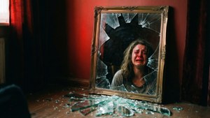 Knust speil som reflekterer en emosjonell gråtende person. — Emo estetikk Bakgrunner