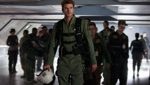 Liam Hemsworth som Jake Morrison i filmen Independence Day bakgrunnsbilde. — iMac Bakgrunner