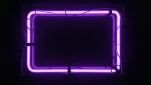 En tom neonlilla ramme for typografi. — Neon lilla Bakgrunner