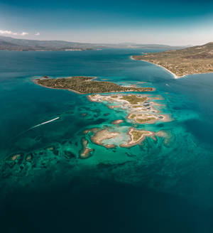 Liten øy midt i havet i Hellas bakgrunnsbilde — Galaxy Z Fold Bakgrunner
