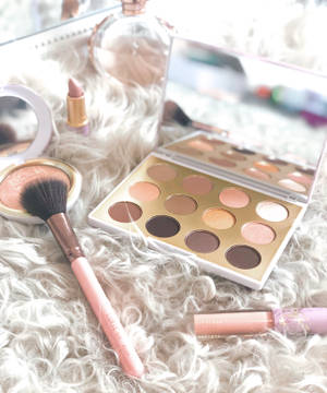 Mac Cosmetics Snow Ball bakgrunnsbilde — Motorola Razr Ultra 2026 Bakgrunner