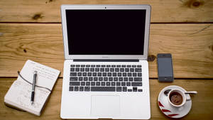 Macbook Air på trebord — MacBook Air Bakgrunner