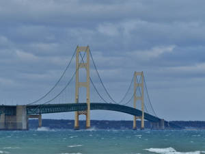 Mackinac Bridge over bølgene