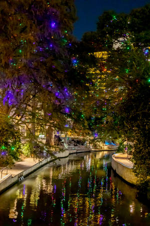Magiske julelys lyser opp San Antonio River Walk. — Huawei MatePad Bakgrunner
