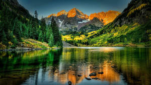 Maroon Bells naturlig fjellandskap med innsjø bakgrunnsbilde
