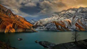 Oransje og hvite steinete fjell i Alborz, Iran bakgrunnsbilde — 1366x768 Bakgrunner