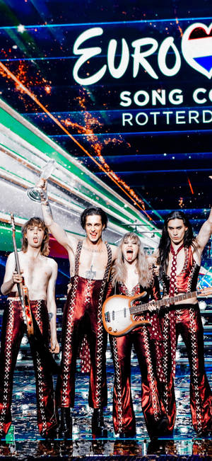 Maneskin stående på scenen bakgrunnsbilde — iPhone 16 Bakgrunner