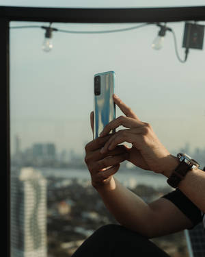 Mann med Xiaomi-smarttelefon — Xiaomi Bakgrunner