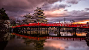 Matsumoto slott på en overskyet dag ved solnedgang — Solnedgang Bakgrunner