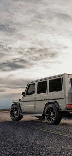 Mercedes Benz hvit Wagon iPhone — Galaxy S22 Ultra Bakgrunner