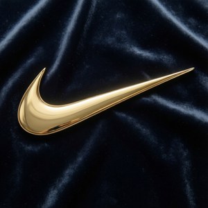 Skinnende gull Nike-swoosh på mørk fløyel — Pixel Watch 4 Bakgrunner