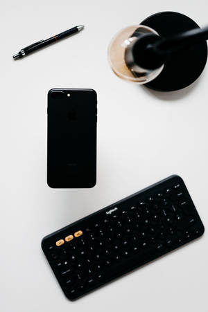 Minimalistisk iPhone-skrivebord med svart tastatur — Xiaomi Pad 9 Pro Max Bakgrunner