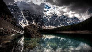 Mørk Moraine-sjø bakgrunnsbilde — 2560x1440 Bakgrunner