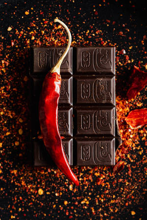 Bakgrunnsbilde med mørk rød chili og sjokolade — Mørkerød Bakgrunner