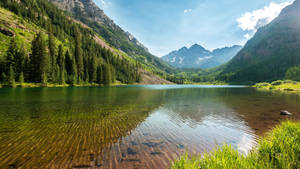 Klart vann i Maroon Bells innsjøen i Elk Mountains bakgrunnsbilde.