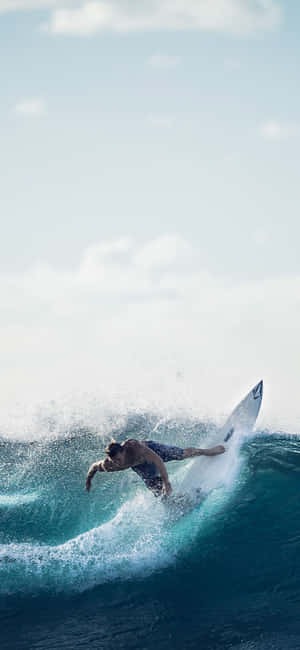 Surfing iPhone — Xiaomi 17 Max Bakgrunner