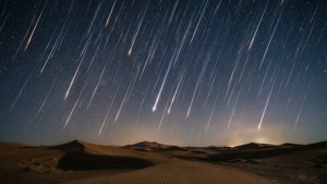 Meteorregn over ørkendyner under en stjerneklar nattehimmel. — Himmelutsikt Bakgrunner
