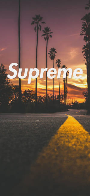 Oransje Supreme-logo på veien — iPhone 13 Pro Max Bakgrunner