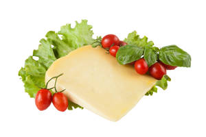 Osteskive med tomater på salat-bakgrunn