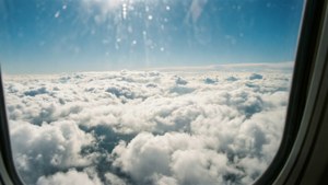 Flyfoto fra fly med blå himmel over og hvite skyer under. — Himmelutsikt Bakgrunner