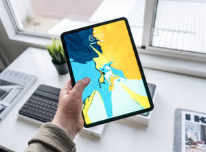Person som holder Apple iPad Pro — iPad Mini Bakgrunner