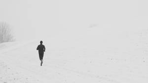 Person Running In Snow Road bakgrunn — Nøytral Bakgrunner