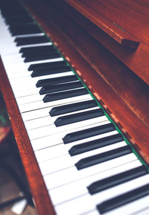 Piano keyboard i trehus bakgrunnsbilde. — Oppo Pad 6 Bakgrunner